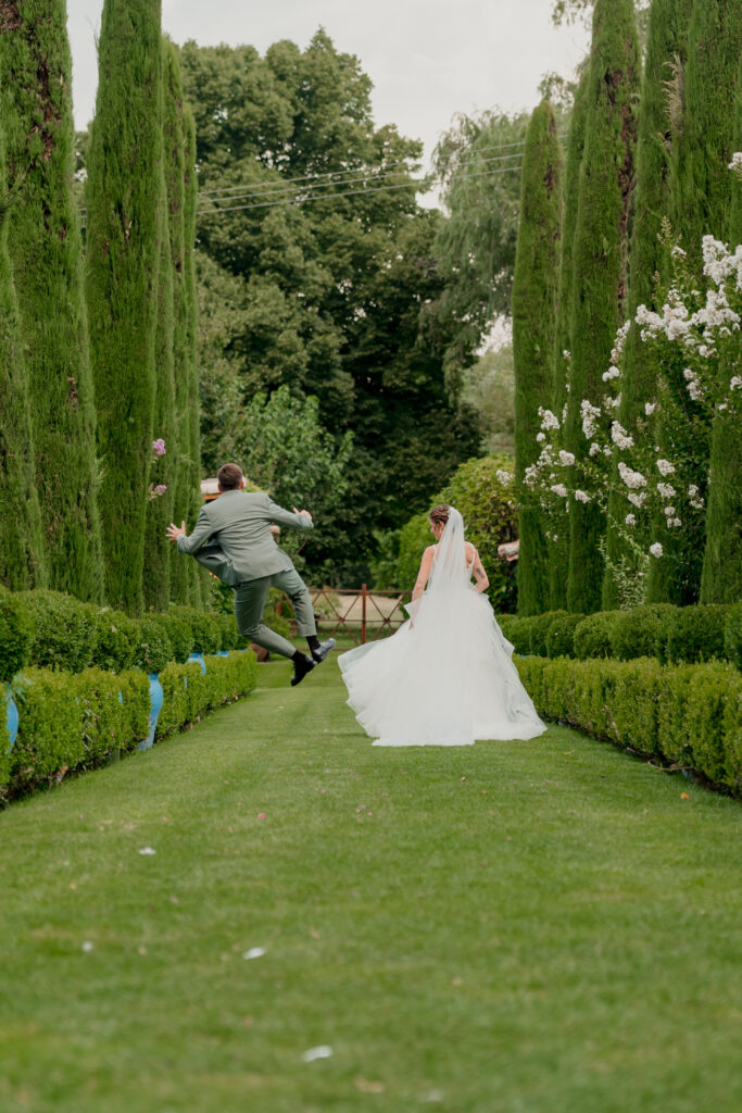 Couple jump for Joy after Madrid wedding 
